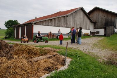 bayerwaldblick-misthaufen-stallgebude-bauernhofurlaub-400