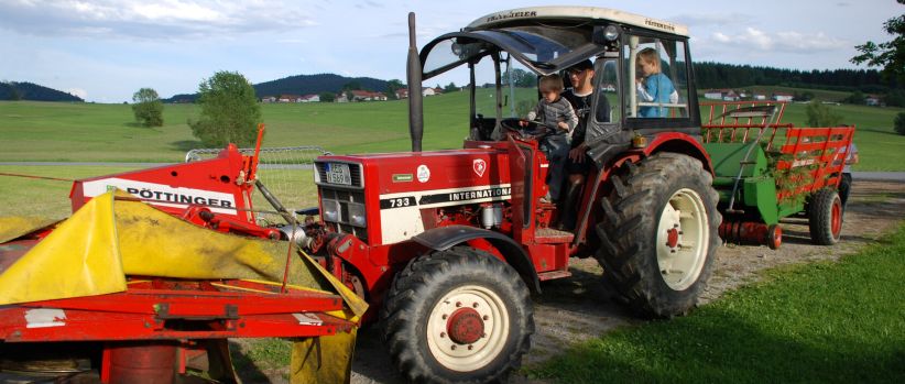 bayerwaldblick-traktor-fahren-bauernhof-bayern-panorama